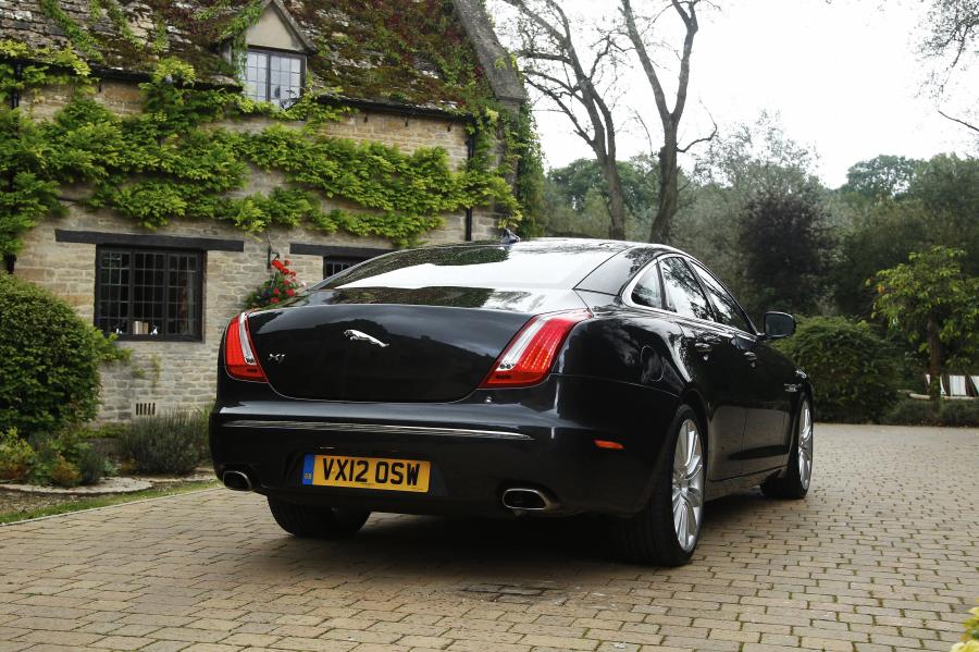 Jaguar XJ 2012 года  (UK) (фото 43 из 121)